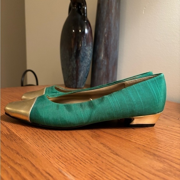 Rouge Helium Green Flats with Gold Toe - Picture 4 of 5